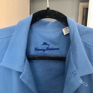 Tommy Bahama blue button up t-shirt
